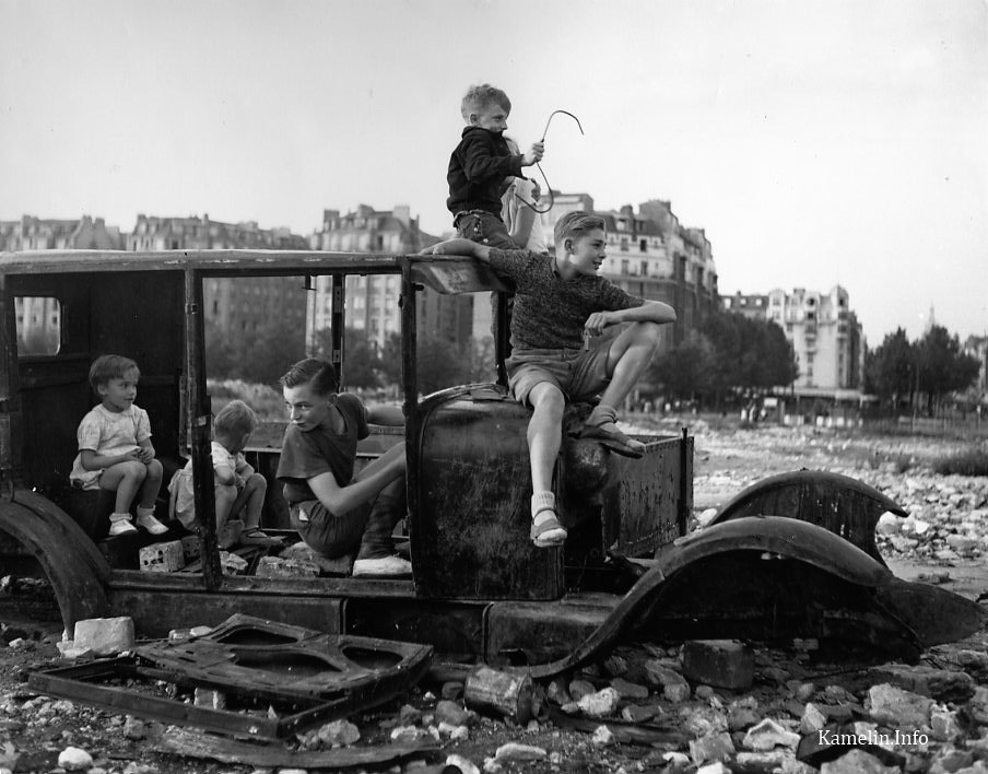 {Pin Enfant Papillon 1945, Robert Doisneau. Via Tumblr}