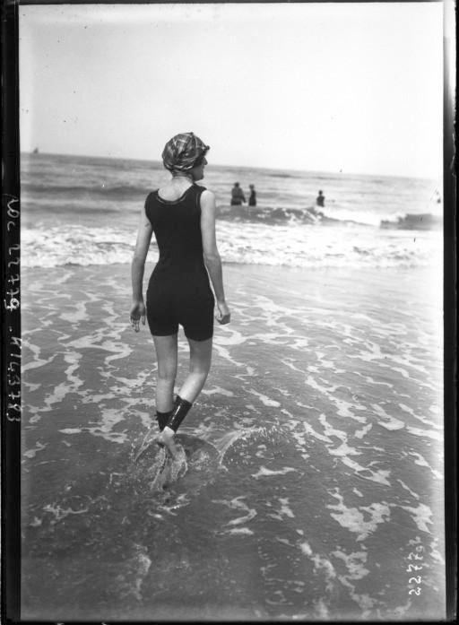 {Vintage French Beach via Tumblr}