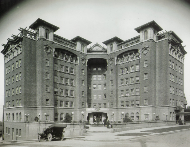 ~ Photo: www.vintageseattle.org ~